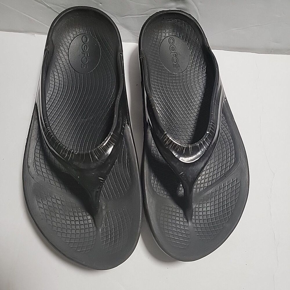 OOFOS Women's OOlala Luxe Black Slip On Comfort Recovery Thong Sandals Size 7